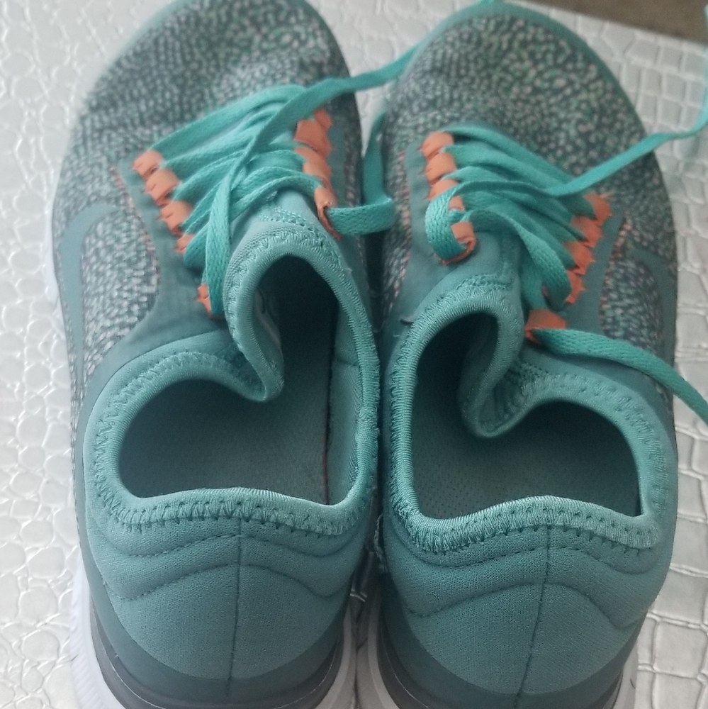 Nike - Picture 2 of 8